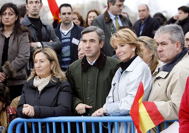 Acebes, con la AVT