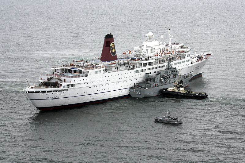 La marina de Letonia evacúa a los pasajeros del crucero Mona Lisa en el noroeste del país, cerca de Kolka. Las 984 personas que estaban a bordo han sido evacuadas después de que fracasaran todos los intentos de liberar el barco encallado.