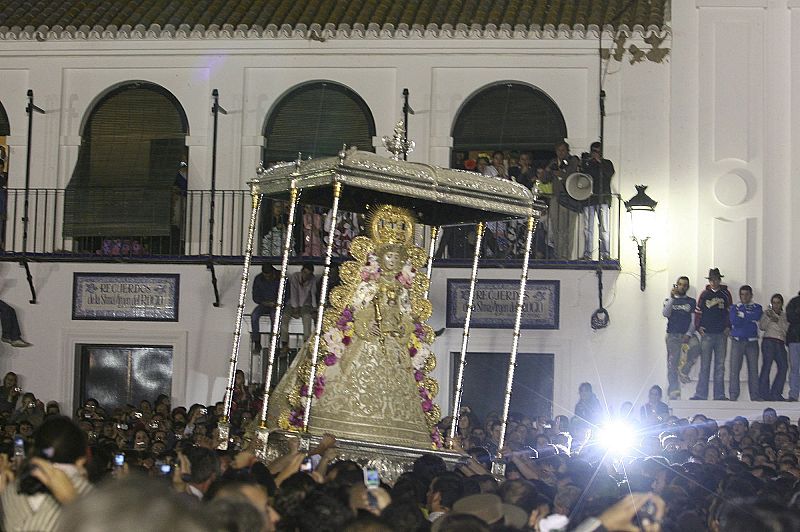 Los almonteños han saltado la reja a las 02.32 horas, después de cerca de tres horas en el interior de la ermita esperando la llegada del Simpecado de la Hermandad Matriz de Almonte del rezo del Rosario, dando con ello comienzo la procesión de la Vir