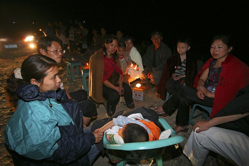 Vecinos de Chongqing  pasan la noche al aire libre tras haber perdido sus casas en el terremoto