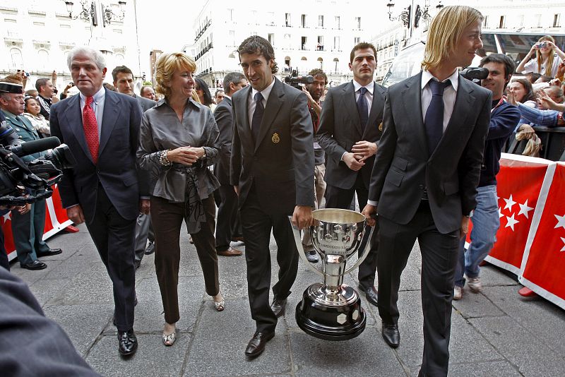 La presidenta de la Comunidad de Madrid junto al presidente del Real Madrid en la sede del Gobierno regional
