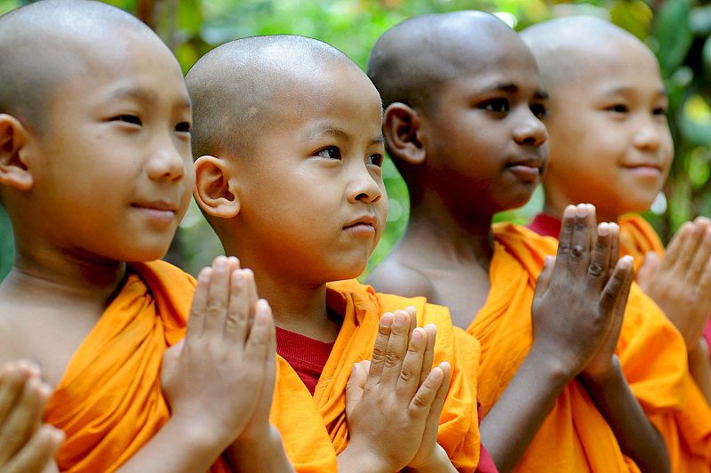 Jóvenes monjes budistas ofrecen sus oraciones en la Sociedad Maha Bodhi de Bangalore (India), con motivo de las celebraciones de la "Buddha Poornima".
