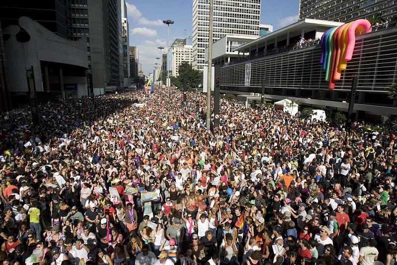 LA XII PARADA DEL ORGULLO GAY DE SAO PAULO EN BRASIL