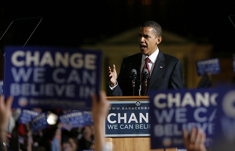 El senador por Illinois, Barak Obama, ante una multitud durante un mitin en Iowa.