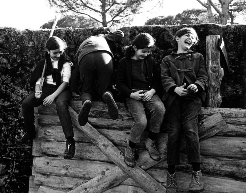 S/T (Niñas sentadas en un burladero). De la serie: Herradero. Ca. 1963