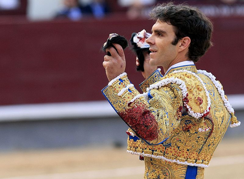 José Tomás sostiene las dos orejas que cortó a su primer toro.