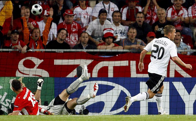 El jugador alemán Lukas Podolski  celebra uno de sus dos goles anotados ante Polonia.