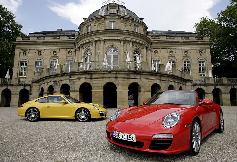 Un Porsche 911 Carrera S Coupe (izquierda) y un Porsche 911 Carrera S Convertible (derecha) delante del Castillo Monrepos en la localidad alemana de Ludwigsburg, donde la compañía Porsche ha presentado las nuevas series de su 911.