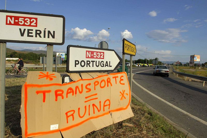 Cartel tras el cual se sitúa el único piquete informativo de la provincia de Ourense, formado por una treintena de personas que paran a los camiones que circulan en dirección Portugal.