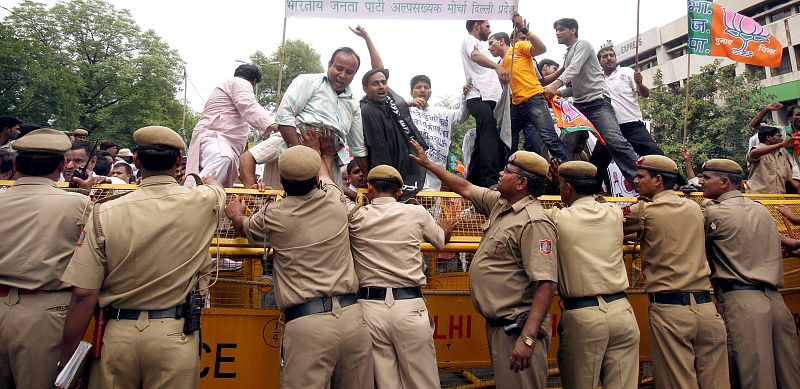 Protestas en Nueva Delhi ( la India ) por el aumento del precio de los carburantes