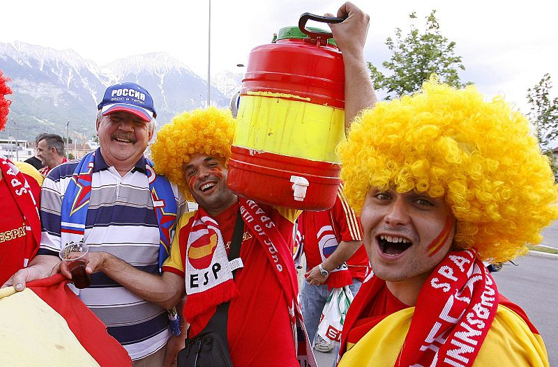 Paz entre las dos aficiones. Dos hinchas de la selección española posan junto a uno de la selección rusa.