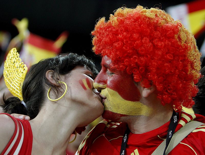 Un beso por una victoria. Una pareja española se besa durante el partido.
