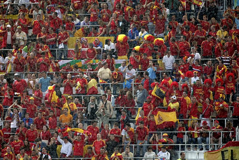 La marea roja inunda el estadio Tivoli Neu de Innsbruck.