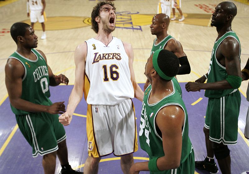 Paul Gasol celebra uno de sus tantos