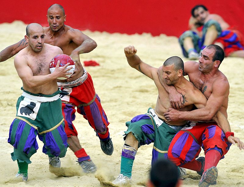 Partido de fútbol en las fiestas de San Juan Bautista en Florencia