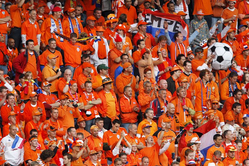 La marea naranja. Varios aficionados holandeses son fotografiados antes del partido de su selección frente a Rumanía.