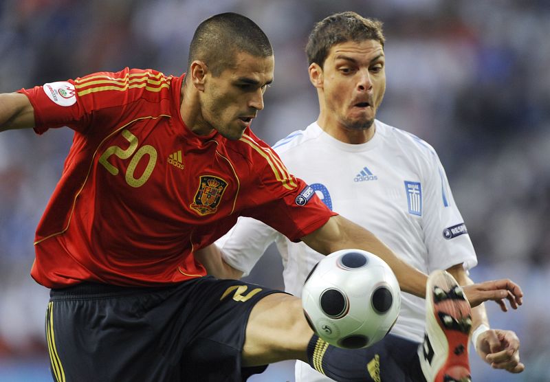 El defensa Juanito lucha por el balón con el jugador griego Angelos Haristeas.