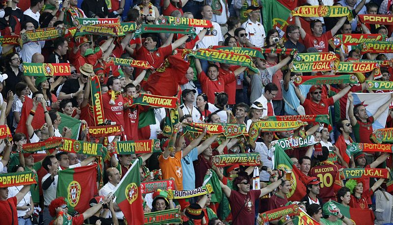 Ánimos para la remontada. La hinchada de Portugal anima a su equipo en el Estadio Saint Jakobs de Basilea.