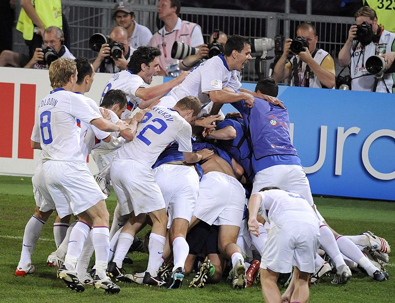 Alegría total. El equipo ruso celebra su sorprendente victoria ante Holanda.