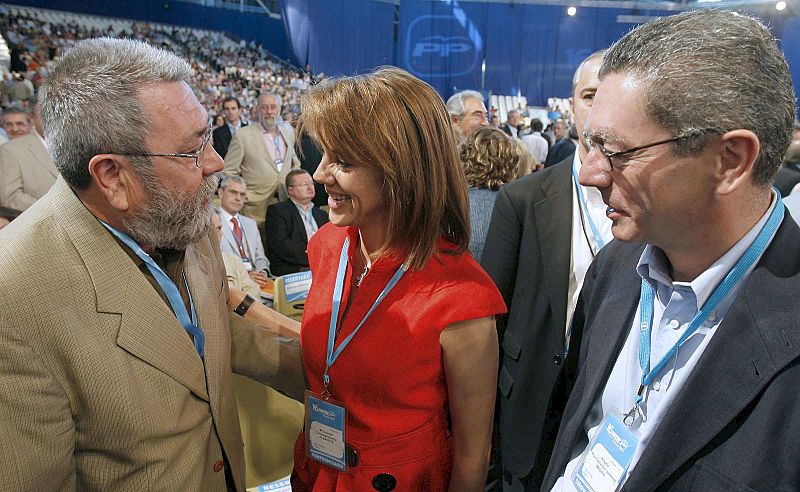 La secretaria general del Partido Popular, María Dolores de Cospedal, saluda al secretario general de UGT, Cándido Méndez, y al alcalde de Madrid y miembro del comité de Dirección del partido, Alberto Ruíz Gallardón.