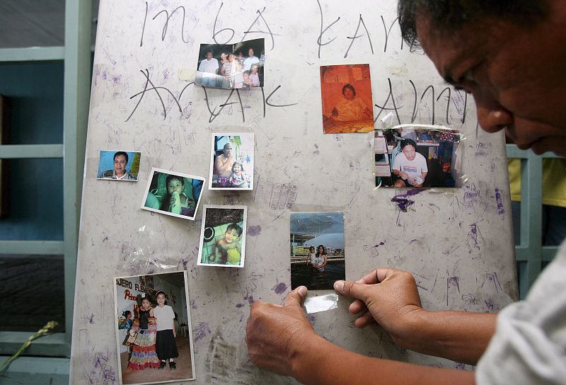 Familiares de las víctimas del naufragio en Filipinas