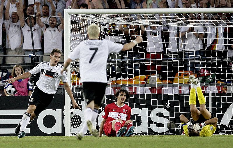 Klose marca el segundo. El delantero alemán, Miroslav Klose, celebra el segundo gol de Alemania ante Turquía.