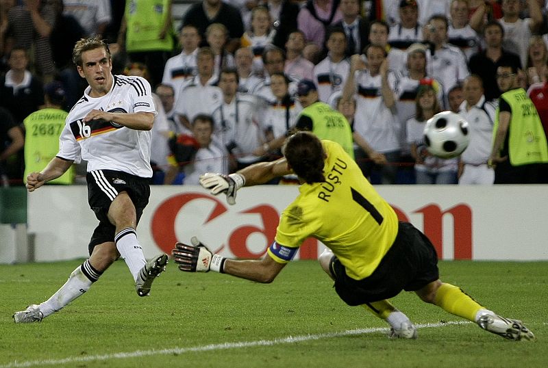 Alemania agota la fe turca. Lahm marca el 3 a 2 para los alemanes en el minuto 90.