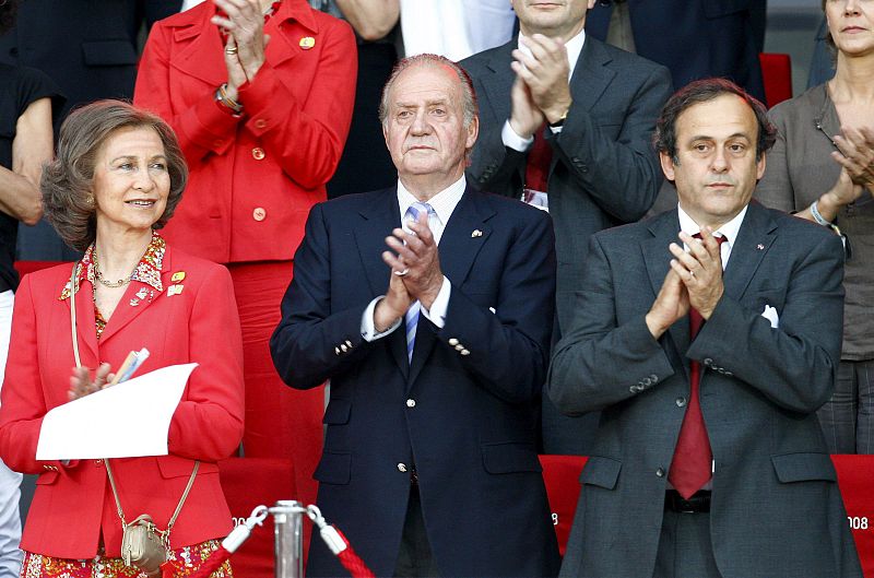 Los Reyes de España y el presidente de la UEFA, Michel Platini, asistieron al partido final de la Eurocopa 2008 entre España y Alemania.
