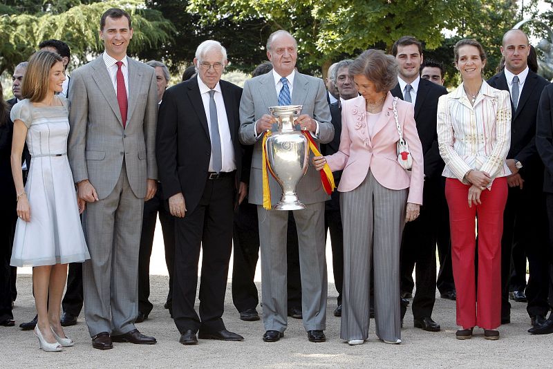 Reyes de copas: el trofeo presidió la recepción real a la selección en el palacio de la Zarzuela.