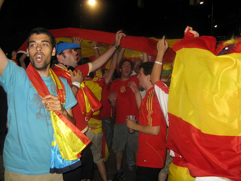 Un grupo de españoles celebra la victoria en la Fan Zone de Viena