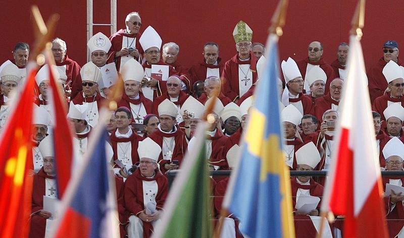 Los obispos esperan antes de la apertura del Día Mundial de la Juventud, el 15 de julio de 2008 en Sydney.