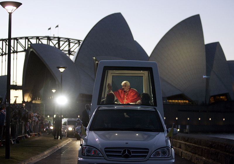 Benedicto XVI saluda a los asistentes a la Jornada Mundial de la Juventud desde el Papamóvil después del primer encuentro con los peregrinos en el puerto de Barangaroo, el 17 de julio.