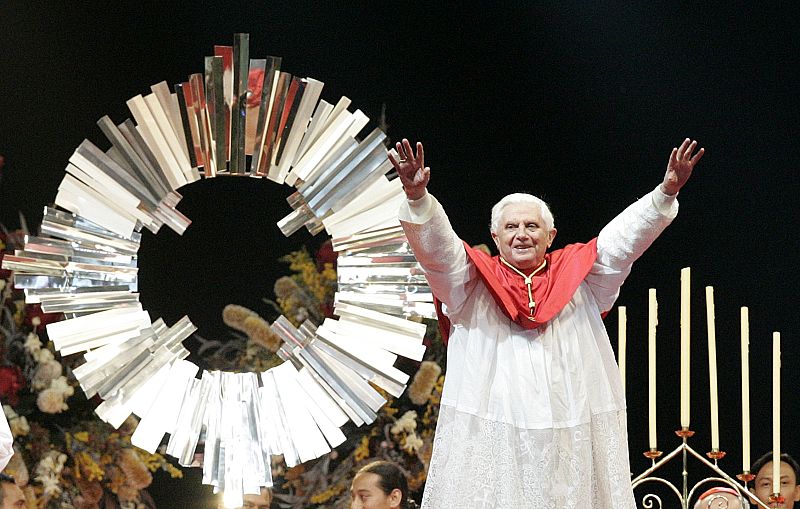El Papa bendice a los miles de peregrinos en la vigilia de la tarde del 19 de julio.