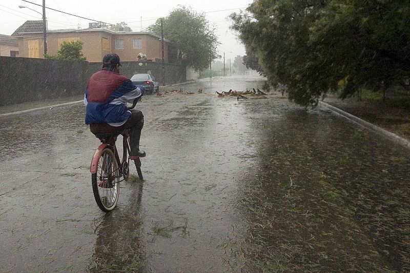 NORESTE DE MÉXICO ESPERA EN "ALERTA PERMANENTE" EL EMBATE DE HURACÁN "DOLLY"