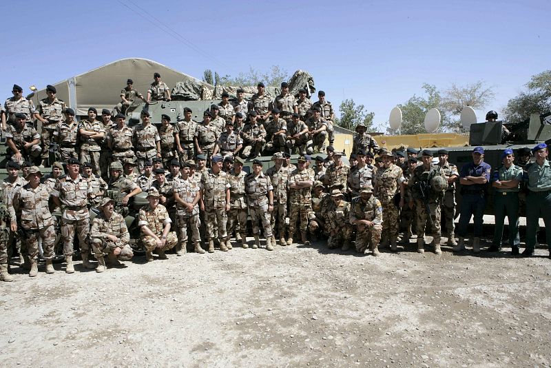 El jefe del Estado Mayor de la Defensa (JEMAD), el general del Aire José Julio Rodríguez posa junto a los soldados durante la visita sorpresa que el JEMAD ha realizado junto a los jefes de los Estados Mayores de los tres Ejércitos a las tropas que se