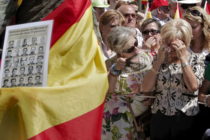 El homenaje de la AVT a las víctimas del terrorismo se ha celebrado en la Plaza de la República Dominicana de Madrid, donde el 14 de julio de 1986 ETA cometió un atentado en el que participó De Juana. En él murieron 12 agentes de la Guardia Civil.