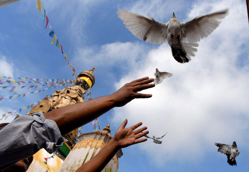 Homenaje a las víctimas de la bomba de Hiroshima en Nepal