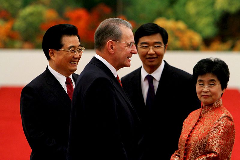 El presidente chino, Hu Hintao, y su esposa, Liu Yongqing, reciben al presidente del Comité Olímpico Internacional (COI), Jacques Rogge, antes de la celebración de un banquete en el Gran Salón del Pueblo, en Pekín.