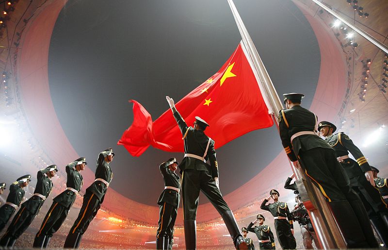 Ocho militares chinos han alzado la bandera nacional que anteriormente les habían dado 56 niños que representaban las 56 etnias existentes en el país.
