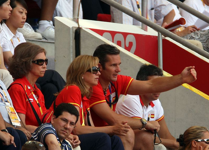 La reina Sofía acompañada por la infanta Cristina y su esposo Iñaki Urdangarín, Duques de Palma, asisten a las pruebas de atletismo.