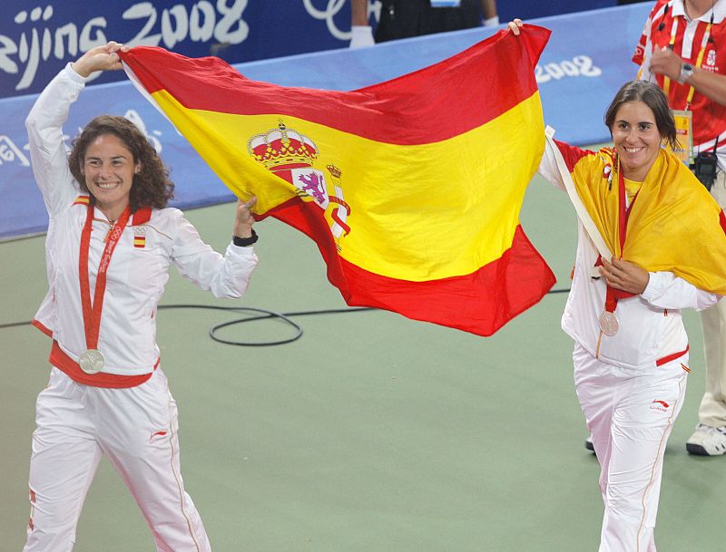 Las tenistas Virginia Ruano y Anabel Medina celebran con la bandera de España la medalla de plata conseguida en la final del torneo olímpico de tenis de dobles de Pekín, al perder ante las hermanas Venus y Serena Williams (6-2, 6-0).
