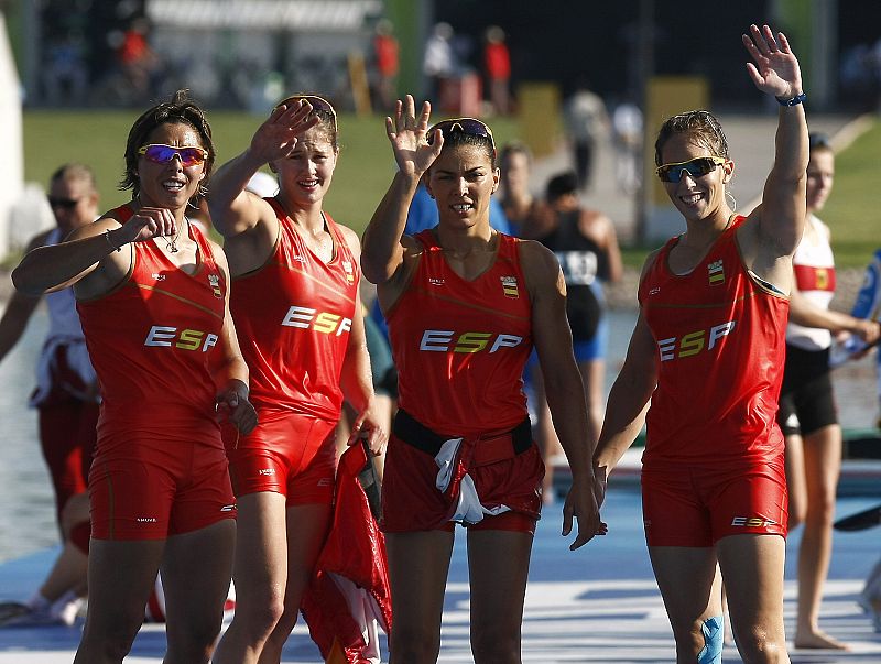 El K-4 femenino español, tripulado por Beatriz Manchón, Jana Smidakova, Sonia Molanes y Teresa Portela, celebran tras lograr el quinto puesto.