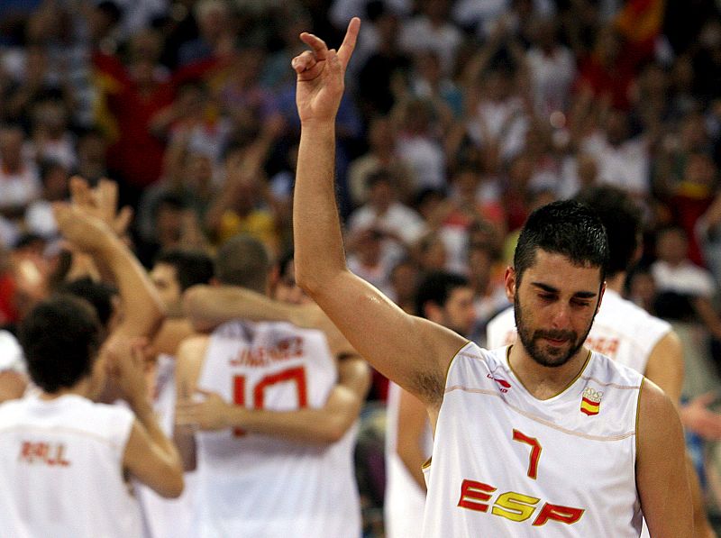 Juan Carlos Navarro levantando el dedo en señal de victoria