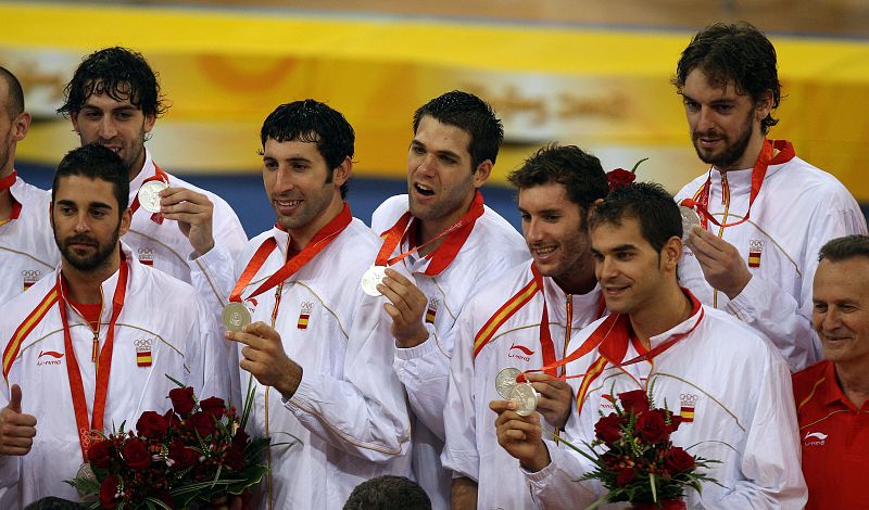 Los jugadores españoles de baloncesto enseñan desde el podio las medallas de plata