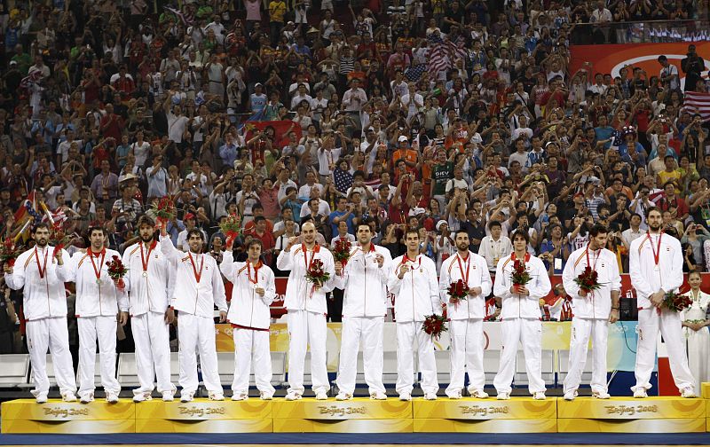Los jugadores españoles en el podio de ganadores tras recibir la medalla de plata .