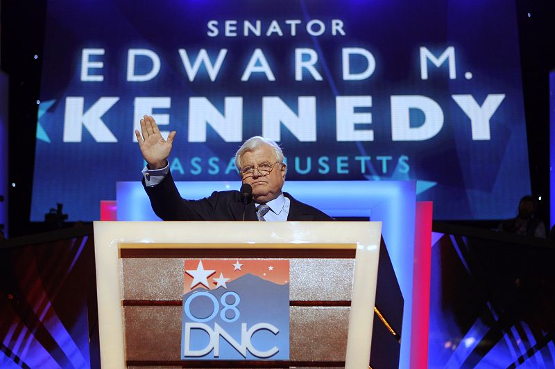 El senador Ted Kennedy interviene en un emotivo discurso en Denver durante la Convención Demócrata de la que Obama saldrá elegido candidato oficial a la Casa Blanca.
