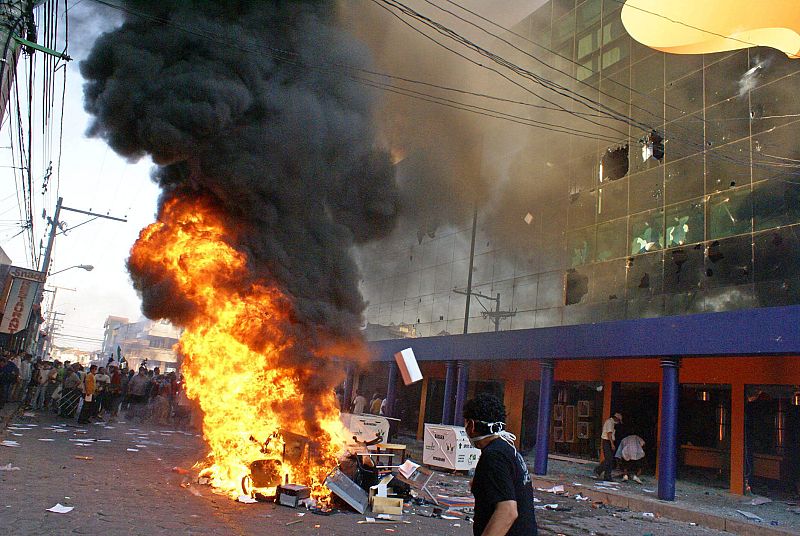 Los grupos violentos queman el mobiliario de las oficinas estatales de ENTEL en la ciudad oriental de Santa Cruz (Bolivia).
