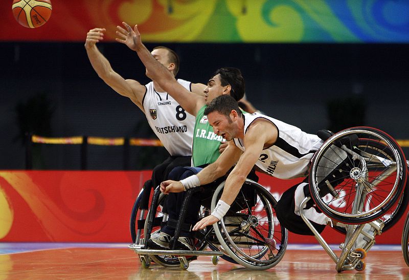 Christink, del equipo alemán de baloncesto, se cae durante el partido contra Irán.
