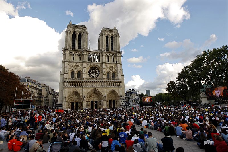 Thousands of young people wait for Pope Benedict XVI before celebrating vespers  at Paris' Notre Dame Cathedral Paris