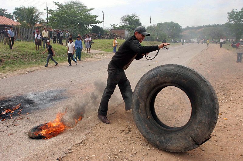 BLOQUEO DE CARRETERA EN TIQUIPAYA